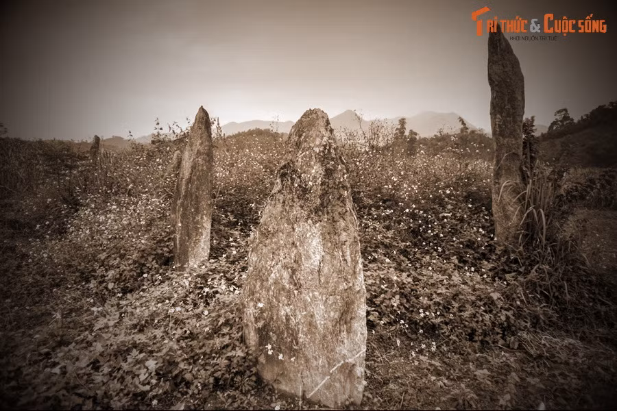 Giai thoại được kể lại nhiều là về đám tang của một vị quan lang - người thống trị một xã của dân tộc Mường thời trước. Theo lời kể, sau khi quan lang qua đời, hàng chục voi khỏe đã được lệnh kéo đá từ tận xứ Thanh về để dựng mộ cho ngài tại khu vực Đống Thếch.