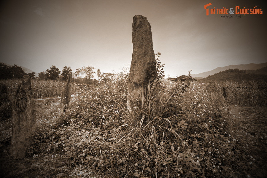 Ngoài giai thoại về 50 đồng nam và 50 trinh nữ bị chôn sống, còn có những giai thoại khác không kém phần rùng rợn. Như câu chuyện về một gia đình dại dột đưa hài cốt người thân táng vào khu mộ địa này, lập tức cả nhà phát điên.