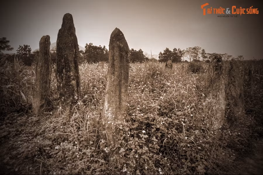 Tang lễ được cử hành với nghi lễ đặc biệt trọng thể. Đặc biệt, người quá cố được chôn cùng 5 con voi, 50 đồng nam và 50 trinh nữ. Những người này sẽ theo hầu và bảo vệ quan lang ở thế giới bên kia.