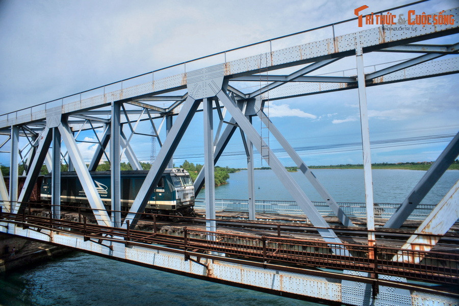 Vị trí của bến phà này có phần đặc biệt bởi tọa lạc ở ngã ba sông Kiến Giang và Long Đại, sau đó đổ ra sông Nhật Lệ.