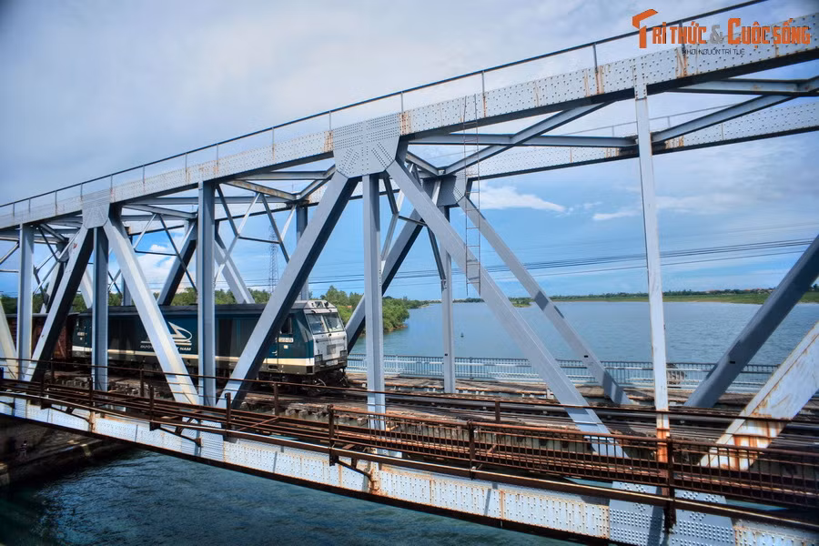 Vị trí của bến phà này có phần đặc biệt bởi tọa lạc ở ngã ba sông Kiến Giang và Long Đại, sau đó đổ ra sông Nhật Lệ.