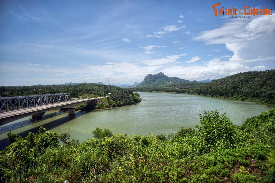 Nổi tiếng là tọa độ lửa, bến phà Long Đại là điểm vượt sông trọng yếu nhất trên đường Trường Sơn, nơi in dấu nhiều chiến công của dân tộc.
