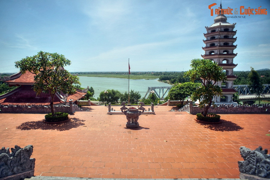 Đền nằm trên ngọn đồi cao, được xây dựng với quy mô hoành tráng. Từ sân đền có thể nhìn toàn cảnh dòng sông nơi lực lượng thanh niên xung phong đã chiến đấu anh dũng trên tuyến đường Trường Sơn huyền thoại.