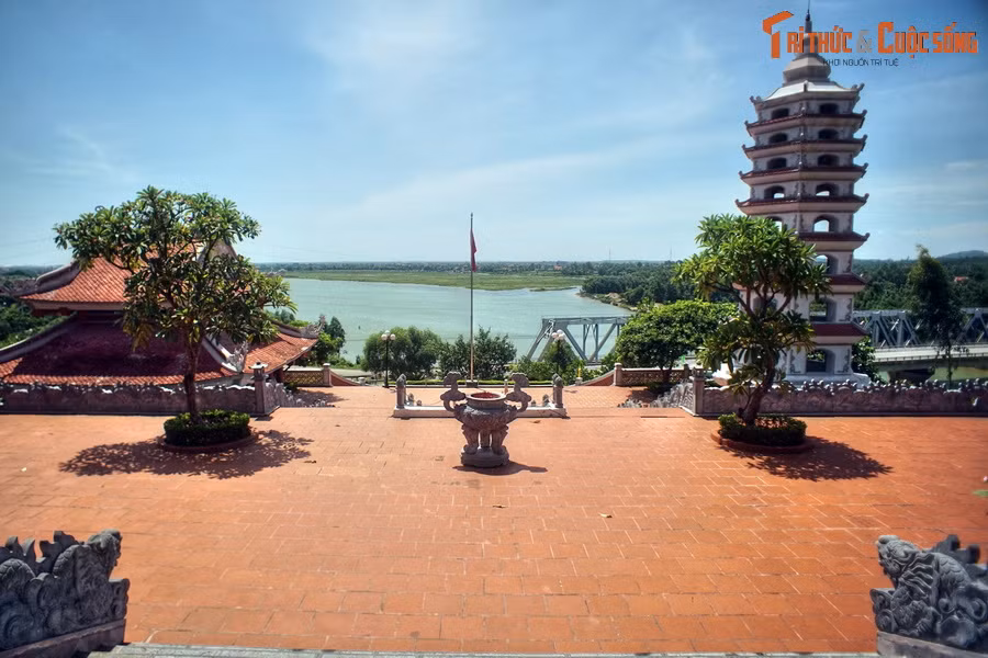 Đền nằm trên ngọn đồi cao, được xây dựng với quy mô hoành tráng. Từ sân đền có thể nhìn toàn cảnh dòng sông nơi lực lượng thanh niên xung phong đã chiến đấu anh dũng trên tuyến đường Trường Sơn huyền thoại.