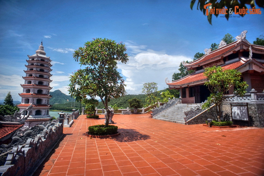 Để tri ân các anh hùng liệt sỹ đã hy sinh anh dũng tại bến phà, tháng 7/2013, Đền tưởng niệm liệt sĩ Trường Sơn bến phà Long Đại đã được khởi công. Công trình hoàn thành sau hai năm thi công.