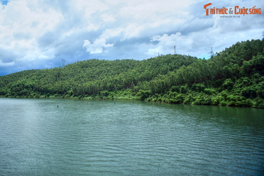 Bến phà Long Đại cũng nằm trên tuyến đường Hồ Chí Minh huyền thoại. Cụ thể hơn là ở Km 1004 + 810, thuộc nhánh Đông của đường. Đây là nơi quân và dân ta đã từng trải qua những năm tháng chiến đấu oanh liệt, vận chuyển từng chuyến xe tải lương thực, thực phẩm, vũ khí chiến đấu từ miền Bắc vào miền Nam.