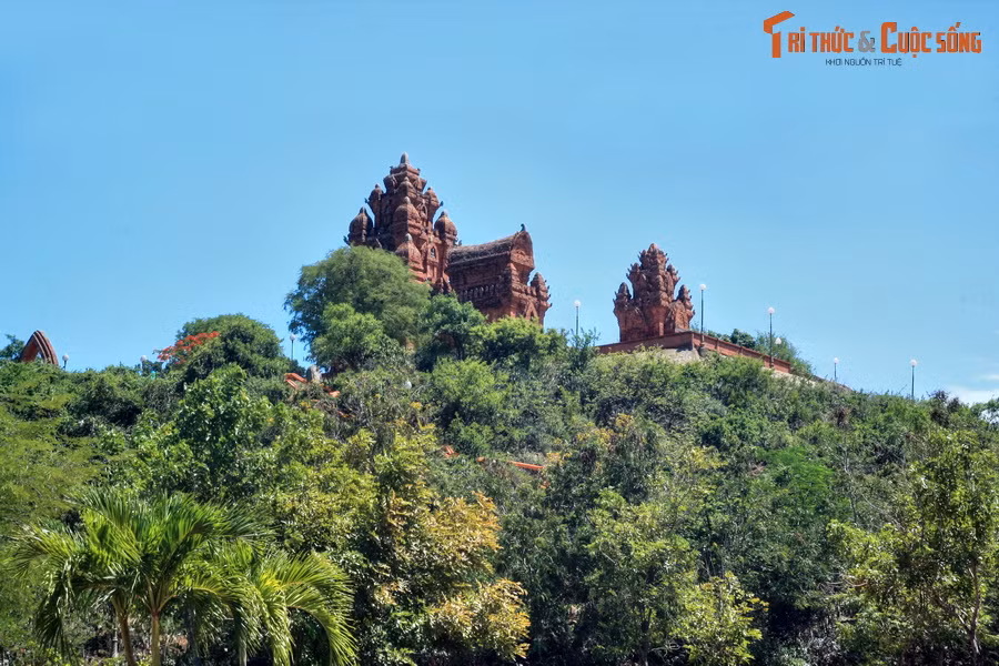 Tháp Po Klong Garai - cụm tháp Chăm đẹp nhất Việt Nam - uy nghi trên đỉnh đồi Trầu, thuộc địa phận phường Đô Vinh, thành phố Phan Rang - Tháp Chàm, thủ phủ tỉnh Ninh Thuận.
