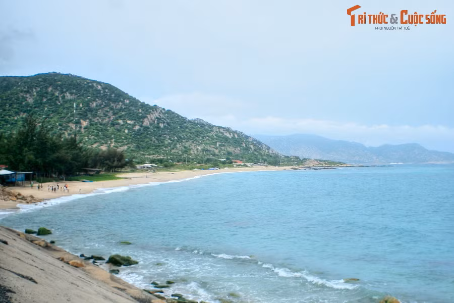 Toàn cảnh bãi biển Cà Ná, bãi biển được đánh giá là đẹp nhất Ninh Thuận, nằm ở địa phận huyện Thuận Nam.