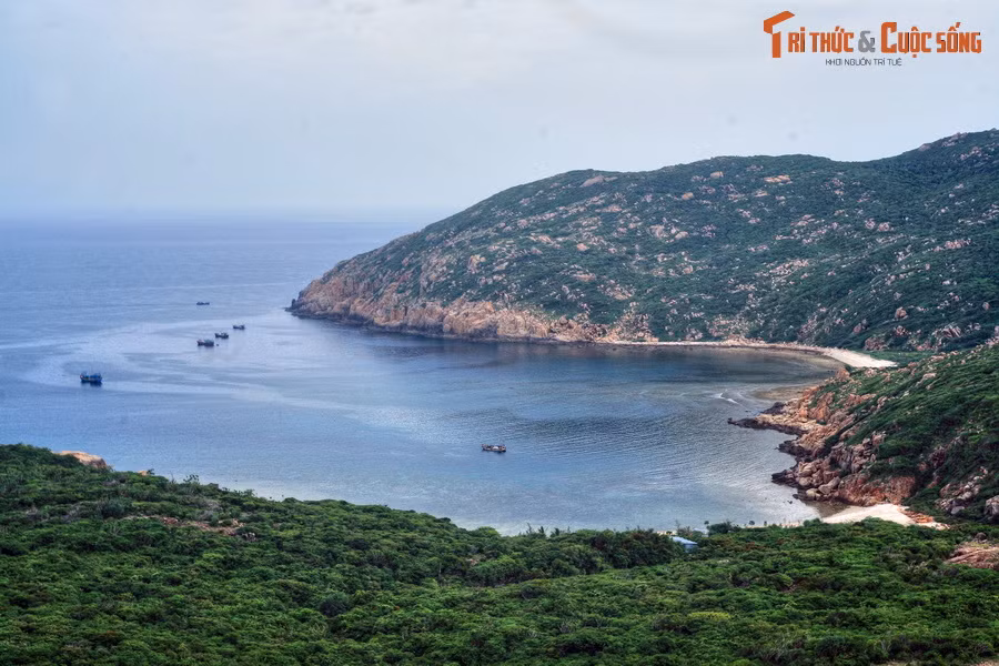 Khung cảnh hấp dẫn ở vùng biển Vũng Thùng, huyện Ninh Hải.