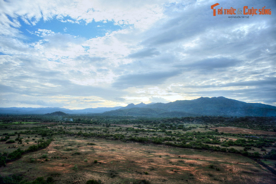 Cảnh tượng kỳ vĩ nhìn từ tháp Po Rome, một tòa tháp Chăm cổ nằm ở địa phận huyện Ninh Phước.