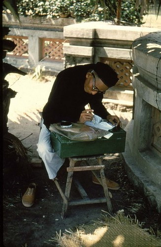 Một thầy đồ chuyên đoán mệnh, giải quẻ ở lăng Ông Bà Chiểu.