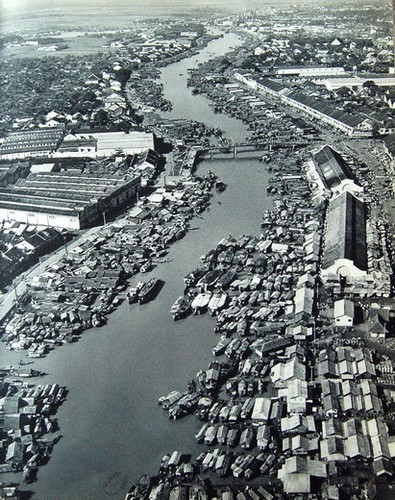 Tàu thuyền san sát trên kênh rạch ở Chợ Lớn.