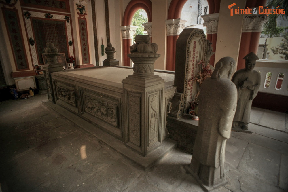 Di hài người giàu thứ ba Sài Gòn xưa nằm trong một cái quách lớn bằng đá xanh hình chữ nhật dài 3,4 mét, rộng 2,2 mét, dày 0,3 mét, cao 0,8 mét, đặt giữa nhà mồ. Ngày giỗ Bá hộ Xường là ngày 20 tháng 10 âm lịch.