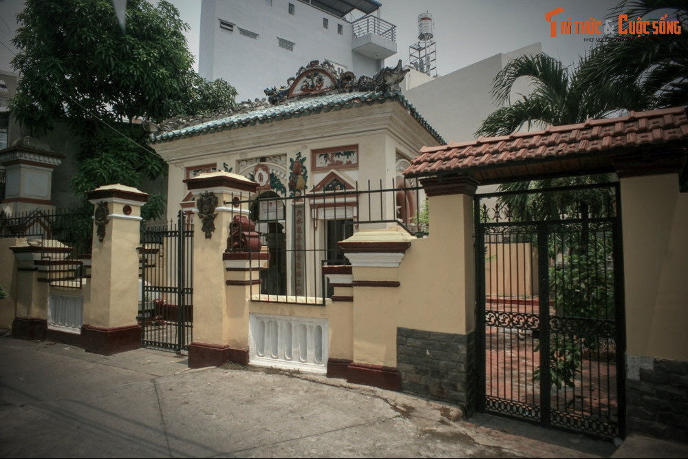 Thân thế khủng của người nằm dưới ngôi mộ cổ hoa mỹ nhất Sài Gòn Than the khung cua nguoi nam duoi ngoi mo co hoa my nhat Sai Gon