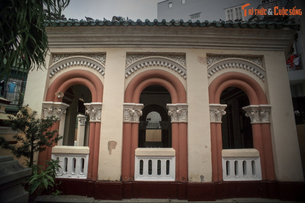 Sách "Sài Gòn năm xưa" của học giả Vương Hồng Sển chép: "Hộ Xường, vốn là thông ngôn xuất thân. Sớm sớm xin thôi, ra lãnh thầu cung cấp vật dụng thức ăn cho thị xã. Nhờ khéo tay thêm phùng thời, cự phú không mấy hồi...".