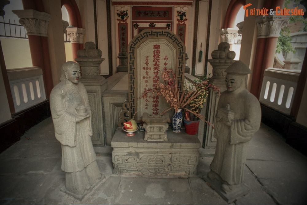 Toàn bộ công trình không đồ sộ nhưng trang khang, khoáng đạt, có nhiều hoa văn, họa tiết tinh tế, theo lối kiến trúc Gothic kết hợp với những yếu tố văn hóa truyền thống Á Đông.