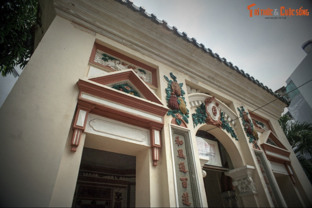 Cuộc đời và sự nghiệp của Bá hộ Xường, sách vở biên chép rất ít, chỉ biết đại khái ông là người Quảng Đông, nguyên quán Phiên Ngung, Quảng Châu, vì bị nhà Thanh chèn ép mà gia đình dạt sang đất Nam Kỳ. Ông vào học trường Tây rồi làm thông ngôn cho chính quyền Pháp.