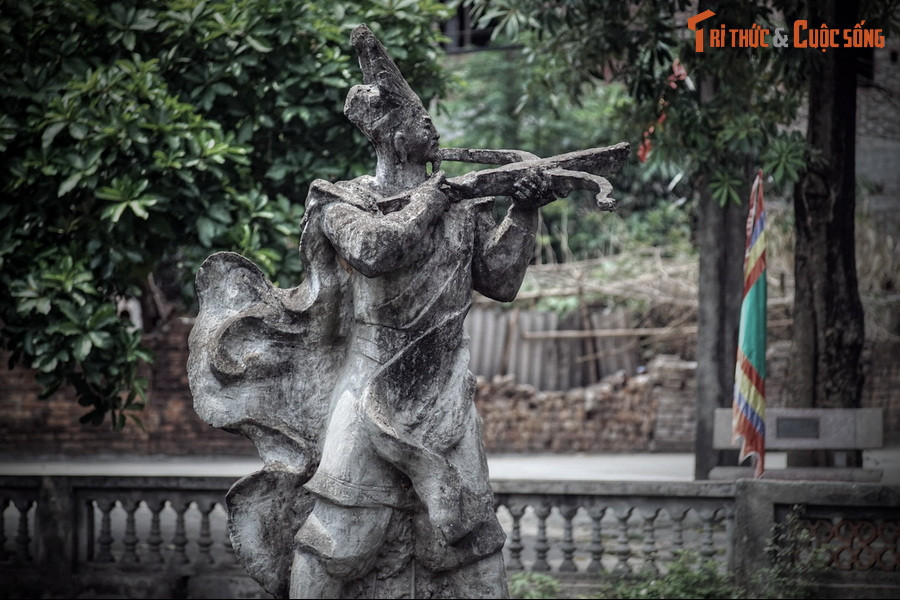 Theo các nhà nghiên cứu, nỏ thần Cổ Loa không phải câu chuyện được thêu dệt mà là hình tượng được xây dựng từ một loại vũ khí có thật từng được quân đội Âu Lạc sử dụng. Đó là một loại nỏ lớn, có cấu tạo phức tạp, có khả năng bắn ra nhiều mũi tên cùng lúc với lực bắn rất mạnh.