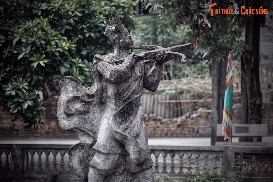 Theo các nhà nghiên cứu, nỏ thần Cổ Loa không phải câu chuyện được thêu dệt mà là hình tượng được xây dựng từ một loại vũ khí có thật từng được quân đội Âu Lạc sử dụng. Đó là một loại nỏ lớn, có cấu tạo phức tạp, có khả năng bắn ra nhiều mũi tên cùng lúc với lực bắn rất mạnh.