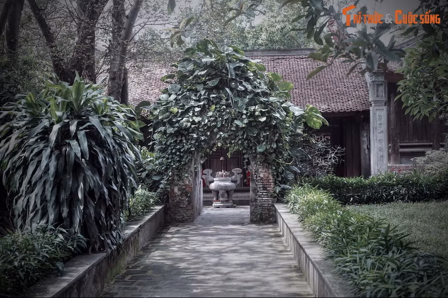 3. Nằm trong khuôn viên đình Cổ Loa, am Mỵ Châu là nơi thờ nàng Mỵ Châu, vị công chúa bị vua An Dương Vương chém đầu vì tội phản bội trong truyền thuyết về thành Cổ Loa. Tương truyền, Mỵ Châu đã bị Trọng Thủy lừa để đánh tráo lẫy nỏ thần, dẫn đến sự sụp đổ của Âu Lạc trước nhà Triệu.