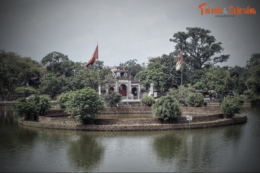 Truyền thuyết kể rằng, Trọng Thủy khi theo dấu lông ngỗng và thấy Mỵ Châu đã chết, liền thương khóc và ôm xác nàng đem về chôn ở Loa thành. Vì quá đau đớn, người con trai của Triệu Đà trở lại giếng nước Mỵ Châu hay tắm gội trang điểm khi trước rồi lao mình xuống mà chết...