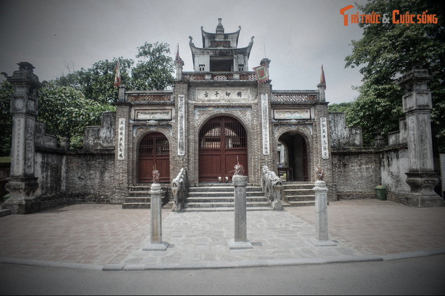 2. Ở thành nội của thành Cổ Loa có đền Cổ Loa, tương truyền được xây trên nền nội cung của vua An Dương Vương ngày trước. Ngôi đền này là nơi thờ An Dương Vương, nhân vật trung tâm trong truyền thuyết về thành Cổ Loa.