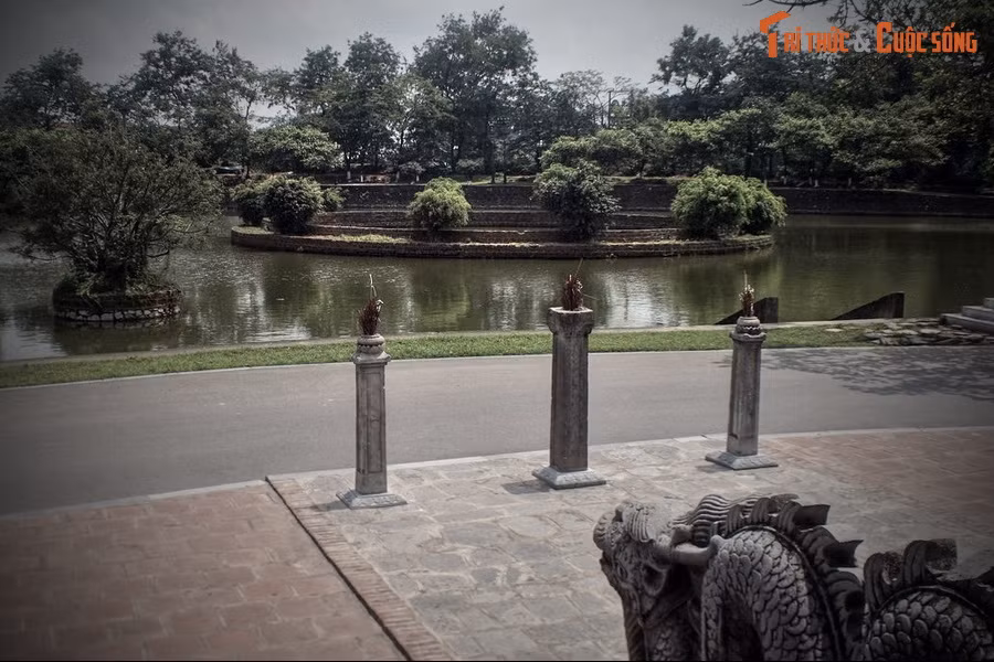 5. Phía trước đền Cổ Loa có một hồ hình bán nguyệt, giữa đắp bờ tròn, được người dân gọi là giếng Ngọc. Giếng này được cho là nơi Trọng Thủy tự tử sau khi phản bội Mỵ Châu.