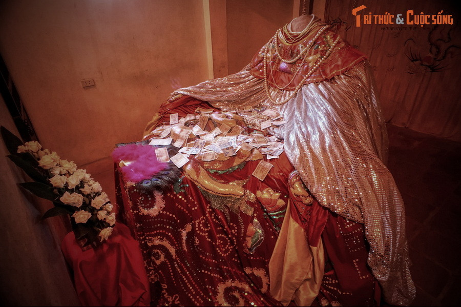 Hậu cung của am Mỵ Châu là nơi thờ một phiến đá có hình dáng của một người cụt đầu ngồi theo thế xếp bằng, hai tay đặt song song và bàn tay đặt lên đầu gối, tương truyền là di thể không đầu của nàng Mỵ Châu.