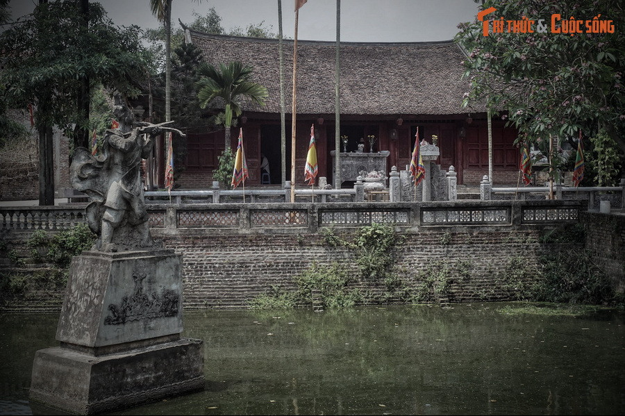 4. Nằm ở khoảng giữa đền Cổ Loa và đình Cổ Loa có đền thờ Cao Lỗ, một vị tướng tài dưới trướng vua An Dương Vương. Theo truyền thuyết, từ chiếc móng của thần Kim Quy, Cao Lỗ đã làm ra nỏ thần mà chỉ vài lần bắn là quân giặc đông đến hàng vạn cũng phải tan tành rồi bỏ chạy.