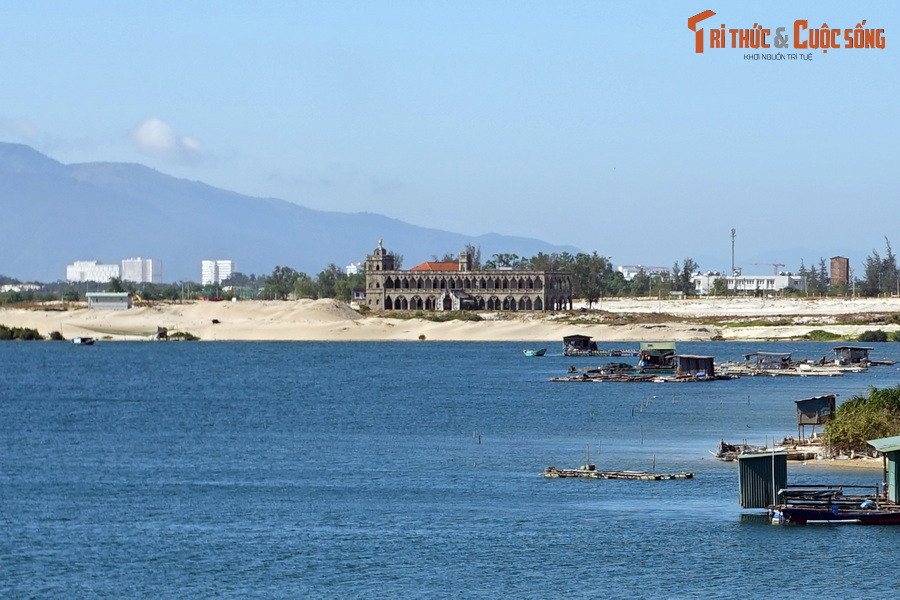 Nằm bên bờ vịnh Cam Ranh, thuộc địa phận phường Cam Nghĩa của thành phố Cam Ranh, đan viện Citeaux Mỹ Ca từng là một công trình kiến trúc Công giáo nổi tiếng Việt Nam thời thuộc địa.