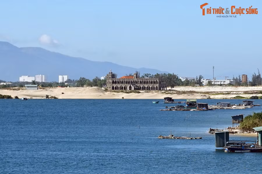 Tan tich tu vien co tuyet dep ben bo vinh Cam Ranh