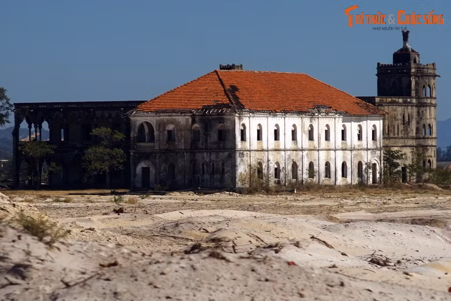 Các công trình còn lại là nơi ăn ở, sinh hoạt, học tập, kho lưu trữ... của các đan sĩ. Vào thời đó, để đến được đan viện Mỹ Ca, người ta chỉ có một cách di chuyển duy nhất là bằng thuyền.