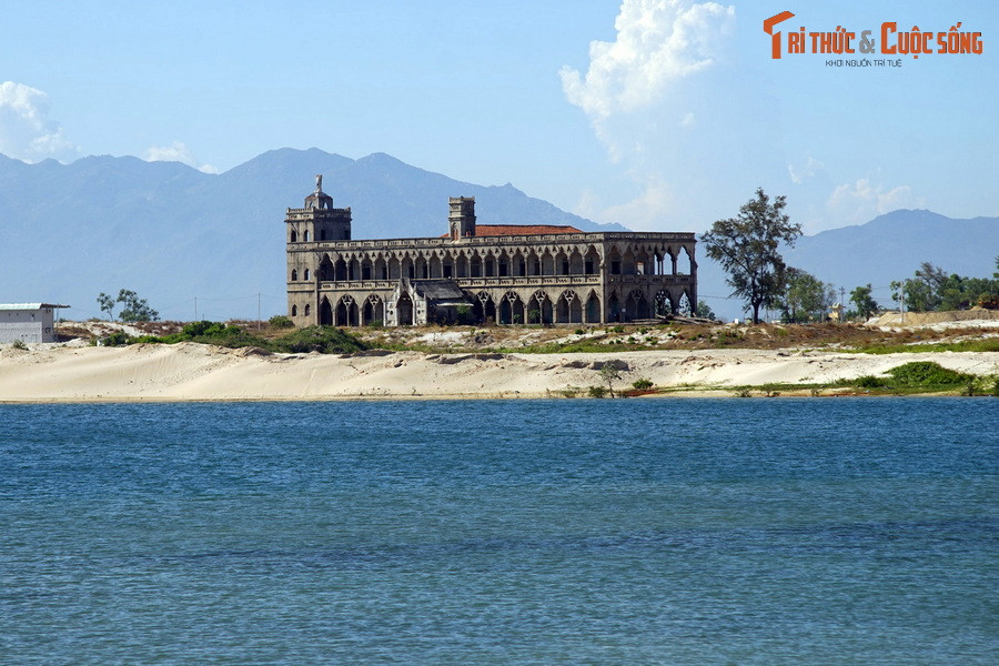 Công trình này được xây từ năm 1934 tới năm 1938, là nhà dòng dành riêng cho các đan sĩ chiêm niệm tu tập và sinh sống. Các tu sĩ ở đây được gọi là đan sĩ (moines).