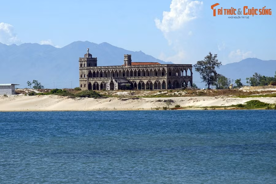 Công trình này được xây từ năm 1934 tới năm 1938, là nhà dòng dành riêng cho các đan sĩ chiêm niệm tu tập và sinh sống. Các tu sĩ ở đây được gọi là đan sĩ (moines).