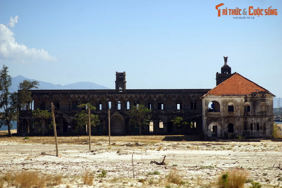 Khi còn nguyên vẹn, đan viện là một quần thể kiến trúc gồm bốn tòa nhà nguy nga. Tòa nhà trung tâm xây hai tầng, mang đậm dấu ấn của kiến trúc Gothic, hàng hiên có nhiều mái vòm nhọn và các cửa sổ lớn.