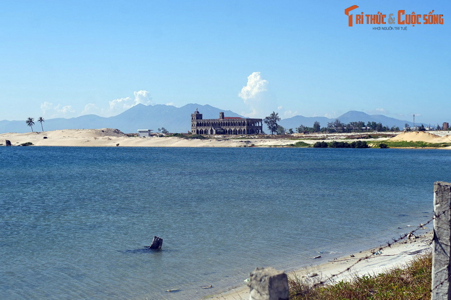 Khách du lịch không có cơ hội tiếp cận di tích kiến trúc độc đáo này mà chỉ có thể quan sát từ đường dẫn vào sân bay Cam Ranh, từ cầu Long Hồ hoặc từ những con thuyền trong lòng vịnh.