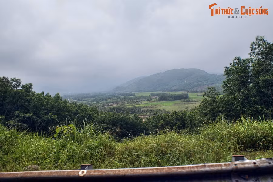 Cuối cùng, một thành viên đã tìm thấy hố chôn các chiến binh Giải phóng năm xưa, khi đó đã phủ lên nhiều tầng lớp đất và cây xanh.