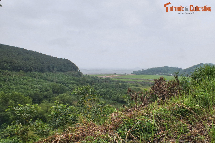 Đèo không dài, không cao và cũng không hiểm trở, nhưng có khung cảnh rừng núi rất hoang sơ. Vào ngày đẹp trời, có thể ngắm nhìn cảnh sắc thơ mộng của đầm Cầu Hai từ trên đèo.