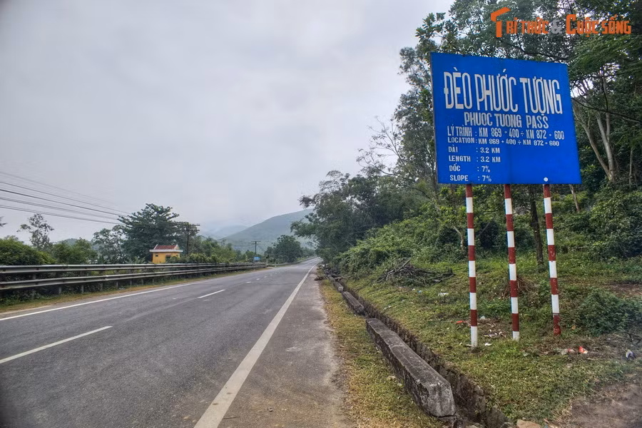 Nằm ở địa phận hai xã Lộc Trì và Lộc Thủy, đèo Phước Tượng là đoạn đường đèo núi đầu tiên trong số ba con đèo nằm trên đường từ Huế đi Đà Nẵng (còn lại là đèo Phú Gia và đèo Hải Vân).