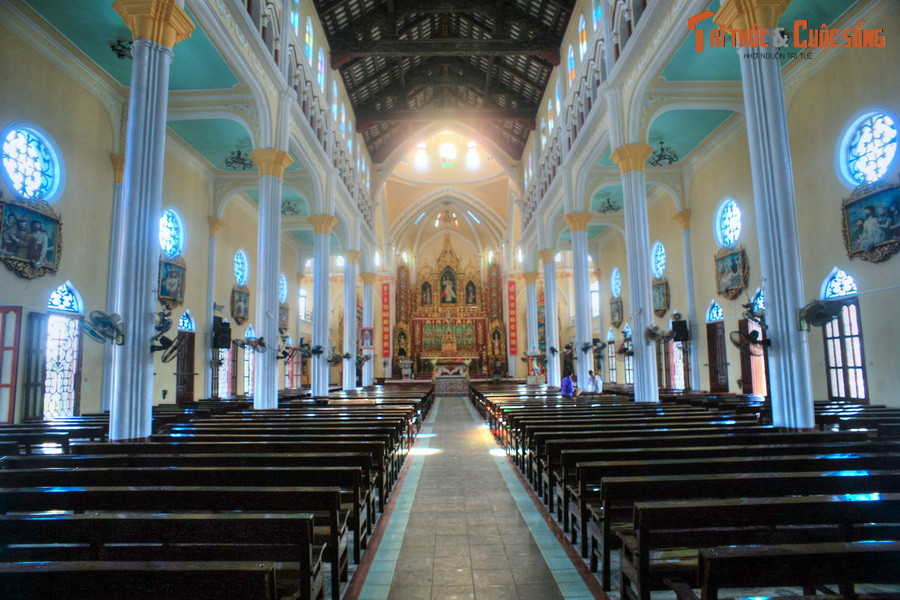 Không gian bên trong thánh đường nhà thờ tràn ngập ánh sáng tự nhiên, chiếu vào qua các ô cửa cao.