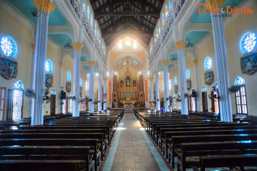 Không gian bên trong thánh đường nhà thờ tràn ngập ánh sáng tự nhiên, chiếu vào qua các ô cửa cao.