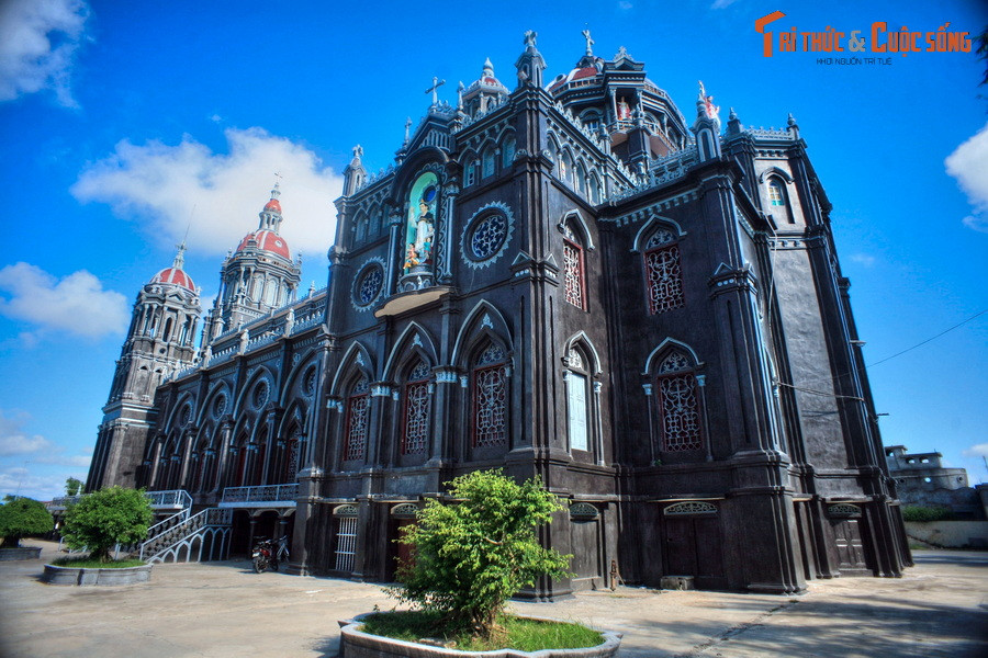 Vì công trình được xây trên đất bồi nên các giáo dân đã phải vét lớp bùn sâu đến 3 mét, đóng 15.000 cột tre ổn định trước khi đổ bê tông làm nền xây nhà thờ.