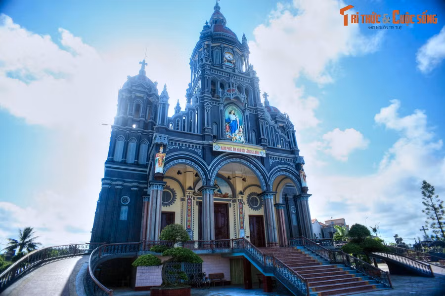 Công trình này được xây dựng từ năm 1995 đến năm 1998, mang phong cách cổ điển với những đường nét của trường phái Gothic và Rococo.