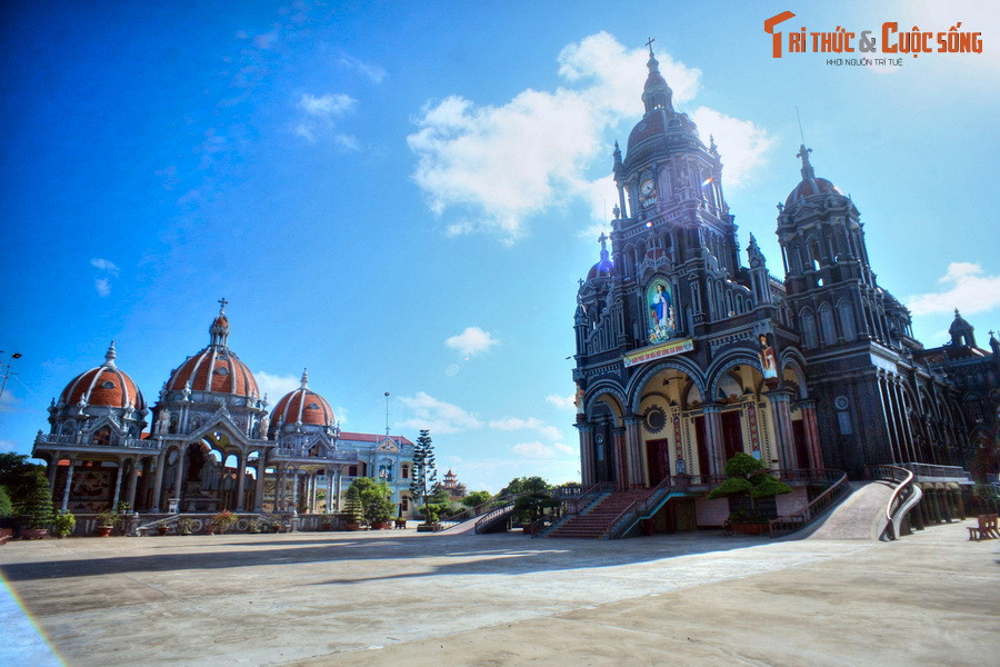 Nằm ở xã Hải Triều, huyện Hải Hậu, tỉnh Nam Định, nhà thờ Giáo xứ đền thánh Phương Chính, còn gọi là nhà thờ Phương Chính hay đền thánh Phương Chính, là một công trình kiến trúc Công giáo ấn tượng ở Việt Nam.