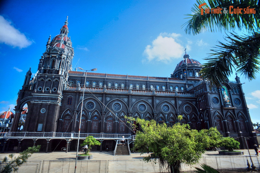 Nhà thờ nằm trong một khuôn viên rộng, có quy mô xây dựng khá lớn với chiều dài 63 mét, rộng 18 mét, tháp chuông cao 20 mét.