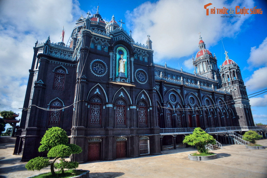 Với không gian rộng rãi và kiến trúc gây choáng ngợp, nhà thờ Giáo xứ đền thánh Phương Chính đã trở thành một địa điểm tham quan, check in nổi tiếng ở tỉnh Nam Định.