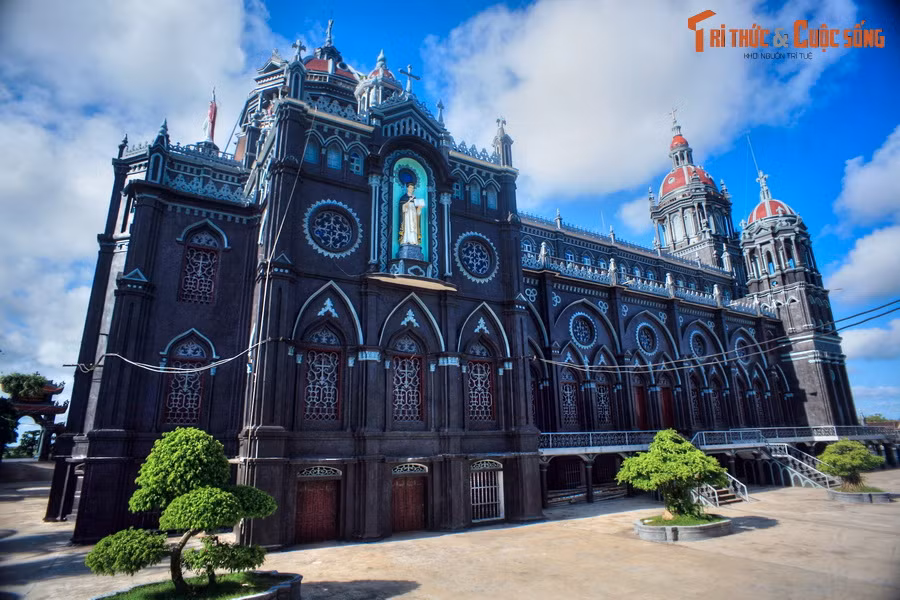 Với không gian rộng rãi và kiến trúc gây choáng ngợp, nhà thờ Giáo xứ đền thánh Phương Chính đã trở thành một địa điểm tham quan, check in nổi tiếng ở tỉnh Nam Định.