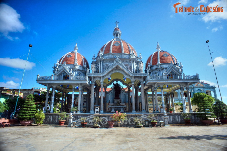 Vị thánh bổn mạng của đền thánh Phương Chính là Thánh Phêrô, tông đồ trưởng trong số 12 tông đồ của Chúa Giêsu.