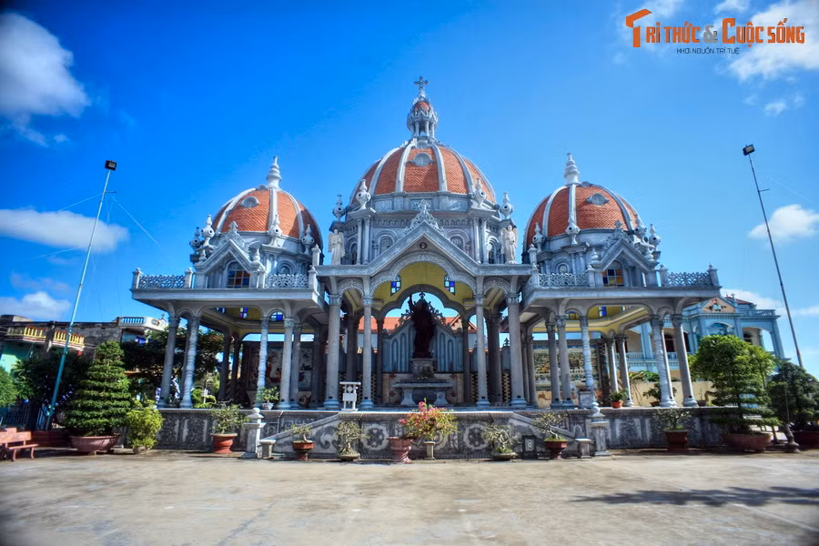 Vị thánh bổn mạng của đền thánh Phương Chính là Thánh Phêrô, tông đồ trưởng trong số 12 tông đồ của Chúa Giêsu.