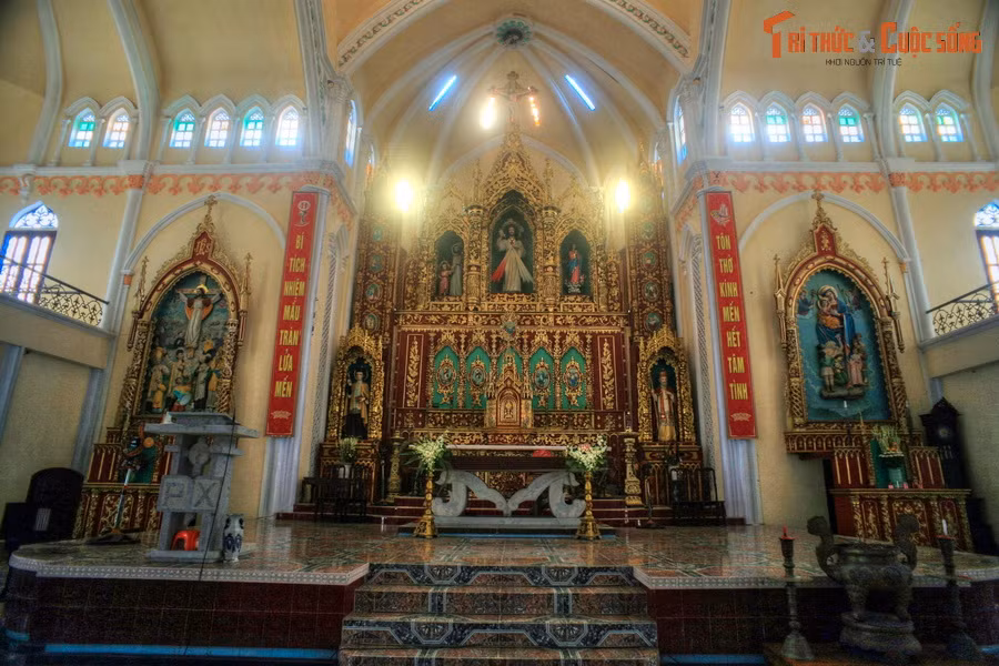 Cung thánh nhà thờ vừa uy nghiêm, vừa lộng lẫy.